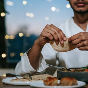 sikap yang tepat dalam memilih makanan yang halal dan thayyib