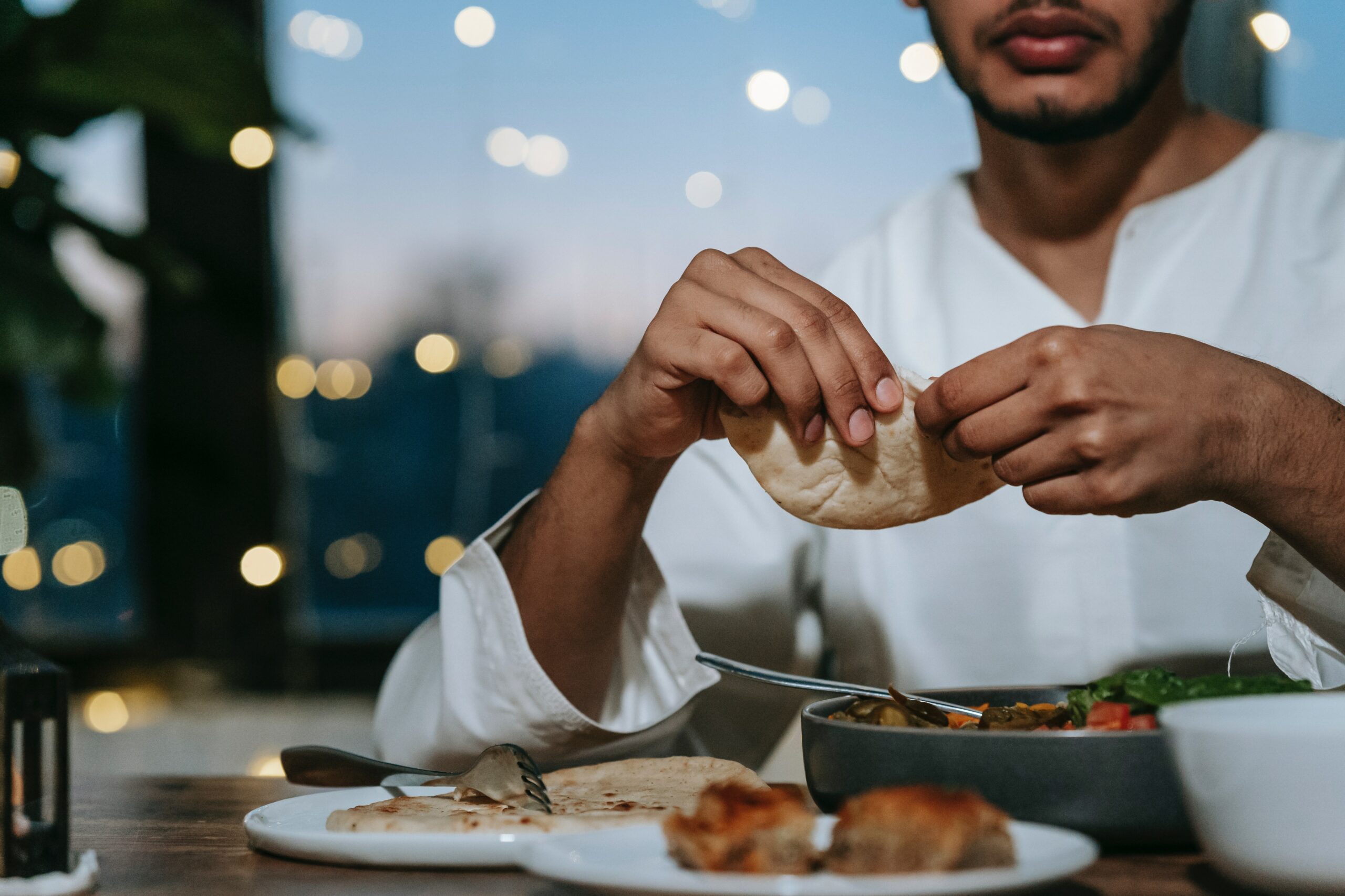 sikap yang tepat dalam memilih makanan yang halal dan thayyib
